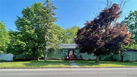 9309 Cayuga Dr, Niagara Falls, NY 14304