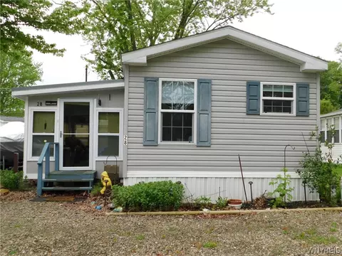 28 W Lawndale Rd, Mayville, NY 14757