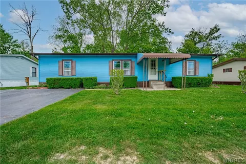 1105 W Creek Dr, Niagara, NY 14304