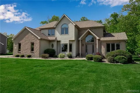 260 Forest Creek Ln, Grand Island, NY 14072
