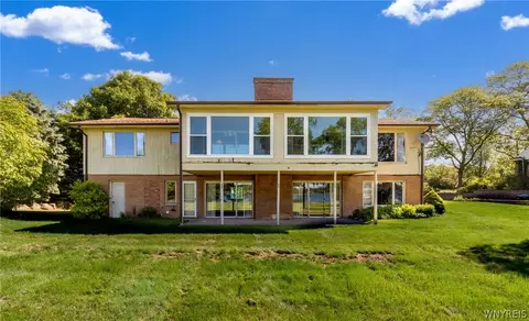 2382 W Oakfield Rd, Grand Island, NY 14072