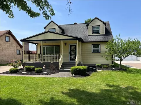 30 Plymouth Dr, Tonawanda, NY 14150
