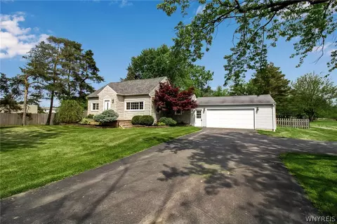 492 Aurora St, Lancaster, NY 14086 photo 3