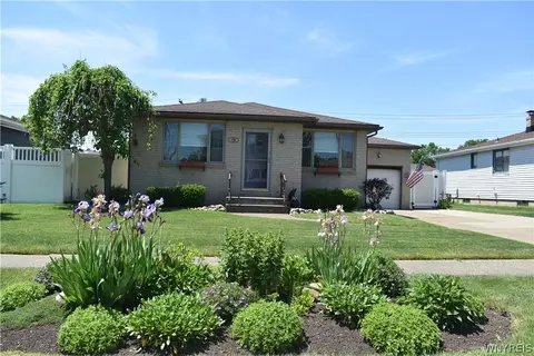 58 Cardy Ln, Depew, NY 14043