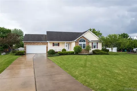 2660 Rishan Ct, Wheatfield, NY 14304