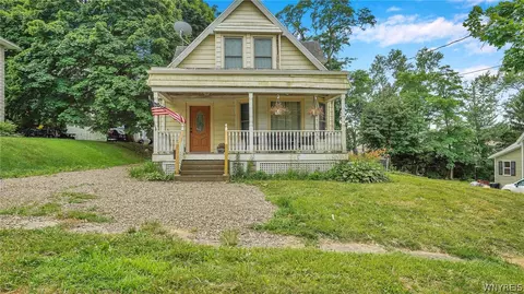 17 Robinson St, Hanover, NY 14136