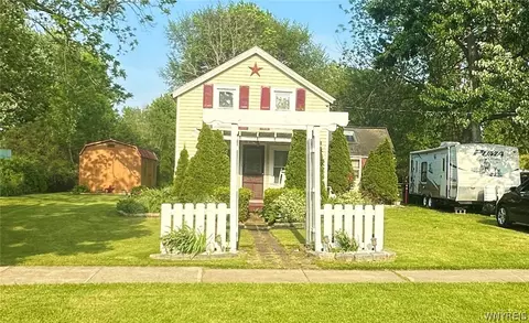 118 Harbor St, Wilson, NY 14172