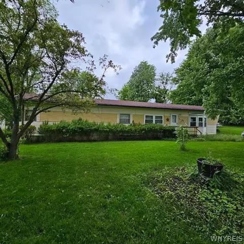11317 W Yates Center Rd, Yates, NY 14098