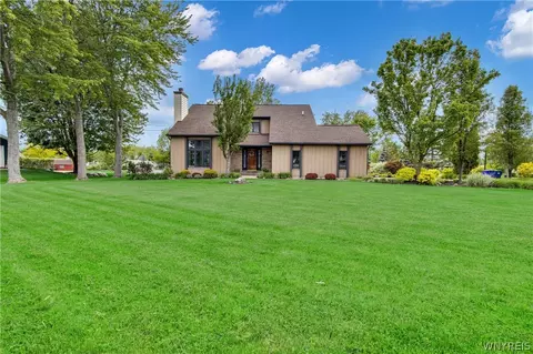 4427 Beach Ridge Rd, Pendleton, NY 14094