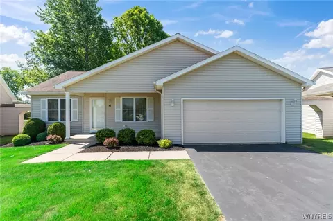 4 Alexander Pkwy, Pendleton, NY 14120