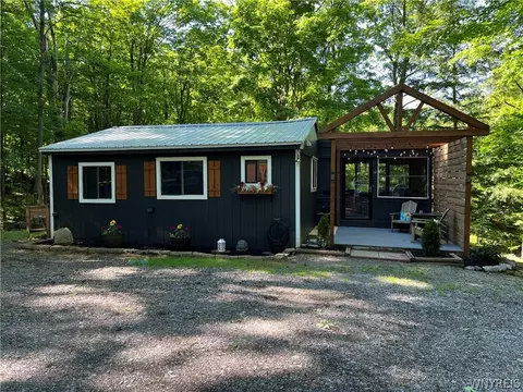 14 Hemlock Rd, Sheldon, NY 14167