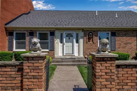 70 Georgian Ln, Amherst, NY 14221