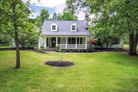 4940 Pineledge Dr W, Clarence, NY 14031