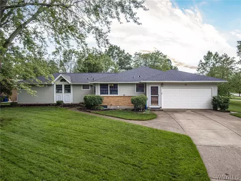 13 Devon Ln, Amherst, NY 14221