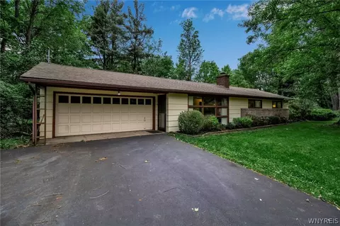 115 Woodland Dr, Aurora, NY 14052