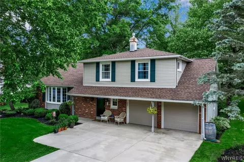 20 Daisy Ln, Orchard Park, NY 14127