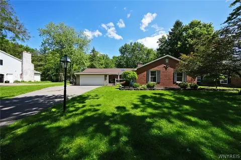 81 Stonehenge Dr, Orchard Park, NY 14127