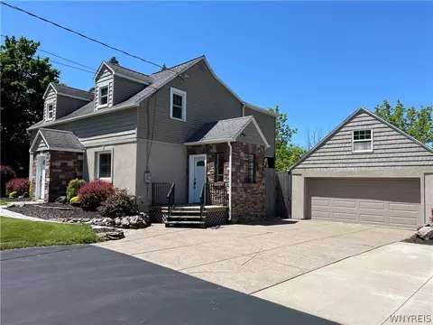 7040 Bear Ridge Rd, Pendleton, NY 14120