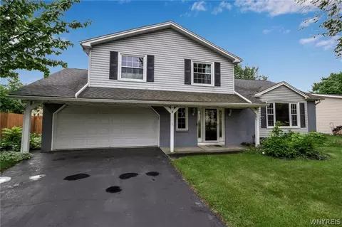 8 Ravenwood Dr, Lancaster, NY 14086