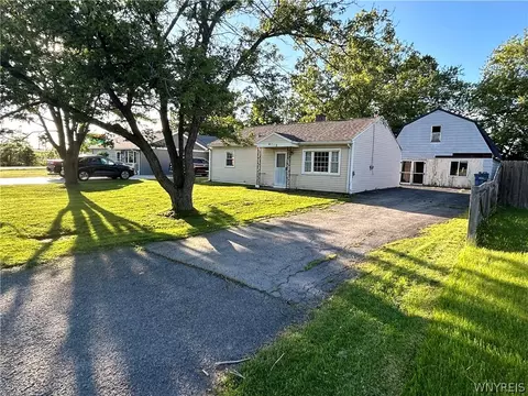 4110 Isherwood Dr, Niagara, NY 14305