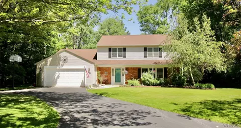 61 Tanglewood Dr W, Orchard Park, NY 14127