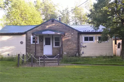 9404 Peach St, Evans, NY 14006