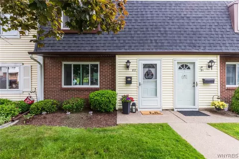 82 Parkview Ct, Lancaster, NY 14086
