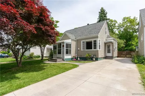 67 Parkside Ct, Buffalo, NY 14214