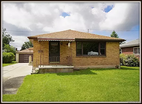 18 Arrowhead Dr, West Seneca, NY 14224