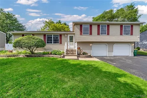 6589 Royal Pkwy S, Lockport, NY 14094