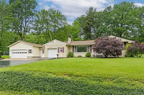 7473 Crestwood Cir, Orchard Park, NY 14127