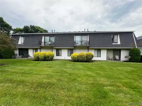5 Foxberry Dr #B, Getzville, NY 14068