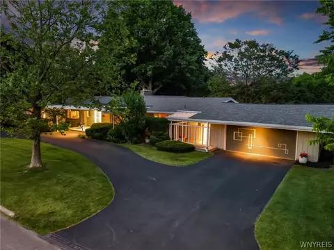 47 Four Seasons Rd W, Amherst, NY 14226