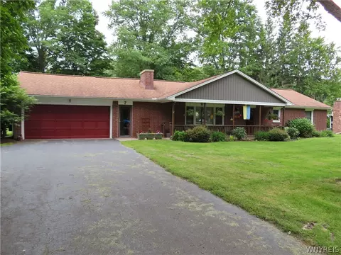 7 Esther Dr, East Aurora, NY 14052