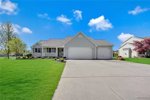 2804 Driftwood Dr, Wheatfield, NY 14304
