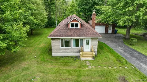 9641 Lenox St, Evans, NY 14006