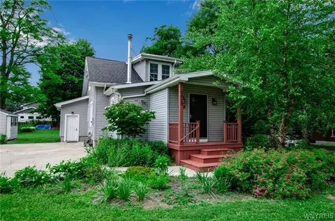2029 Lakeview Rd, Lake View, NY 14085