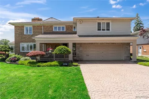 2595 Parkview Dr, Niagara Falls, NY 14305