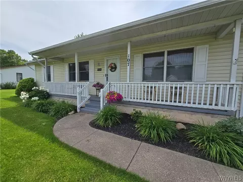 107 Eastview Dr, Shelby, NY 14103