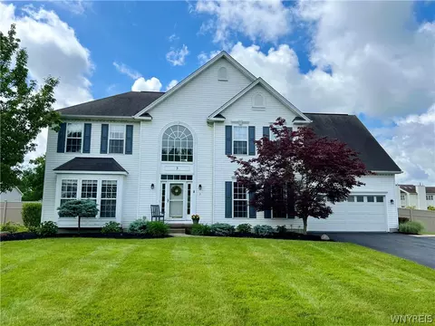 3 Falconcrest Ln, Orchard Park, NY 14127