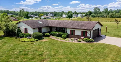 5949 Dunnigan Rd, Pendleton, NY 14094