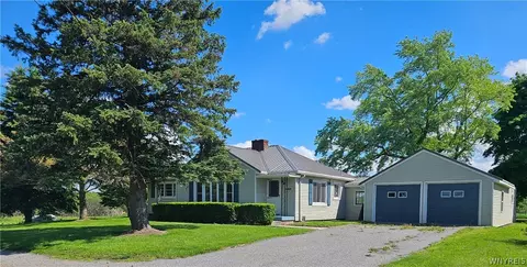 6034 Main Rd, Stafford, NY 14143