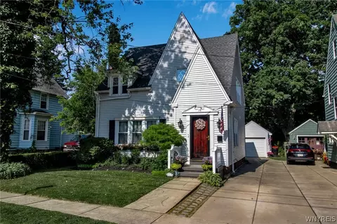 17 Lombardy St, Lancaster, NY 14086