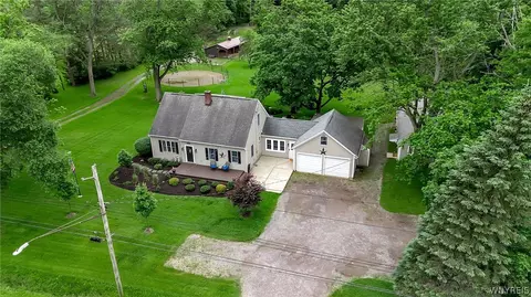 6254 S Abbott Rd, Orchard Park, NY 14127