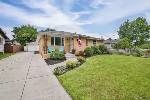 35 Harvey Dr, Lancaster, NY 14086