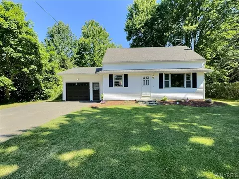5531 Oakwood Dr, Pendleton, NY 14120