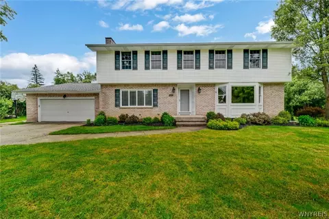 5310 Willow Lake Dr, Clarence, NY 14031