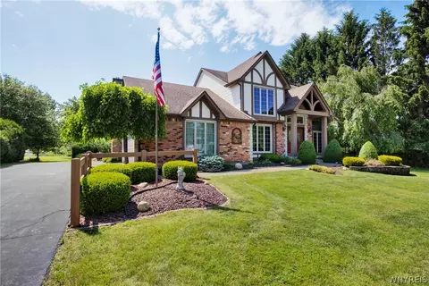 7 Larsen Ln, West Seneca, NY 14224