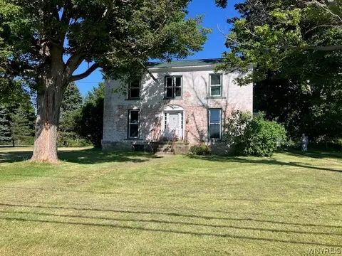 8595 Lake Street Rd, Le Roy, NY 14482