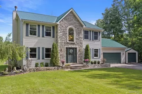 9823 Mountain Rd, Royalton, NY 14105